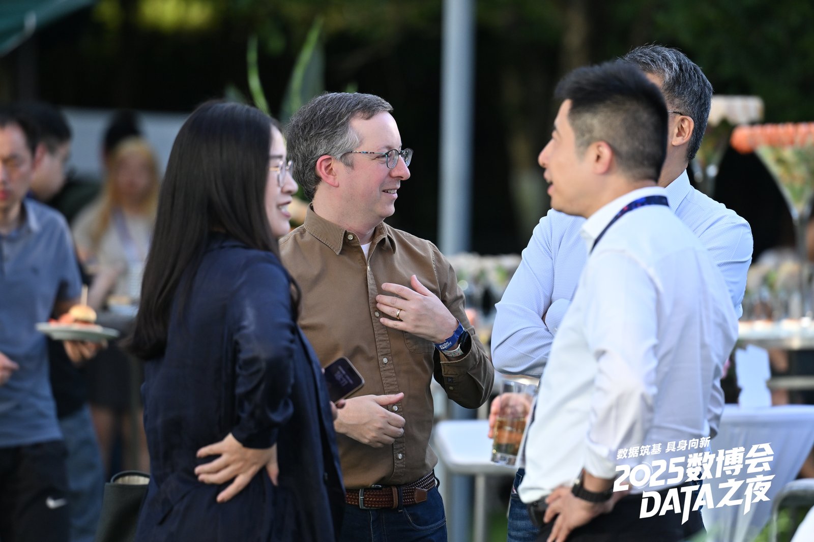 嘉宾在活动现场交谈配资融券网