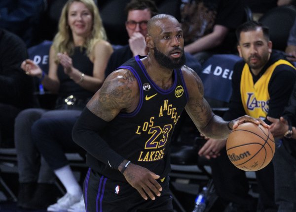 股票配资选股 詹姆斯系列赛场均25.3分9.7板8.7助 三项数据领衔湖人全队